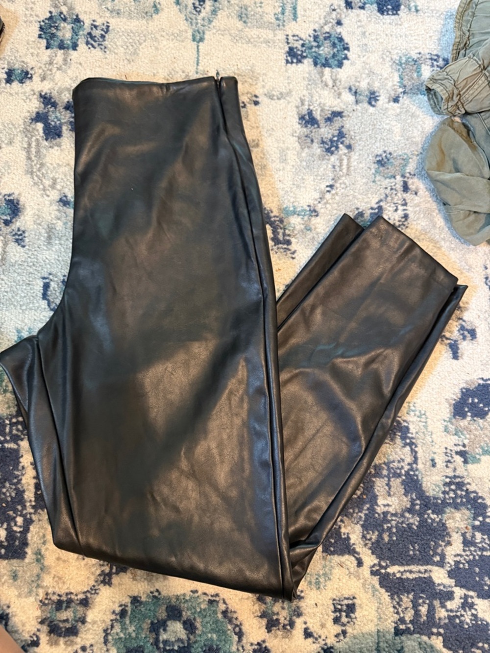 Old Navy Black Faux Leather Leggings size 6 Flat front w/side zipper - like new